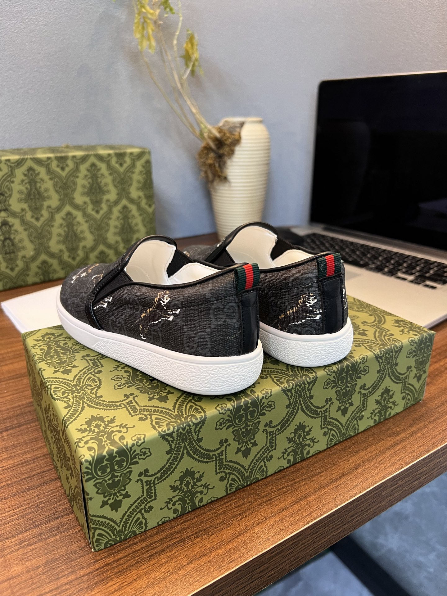 Children's shoes child